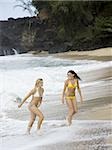 deux jeunes femmes à la plage