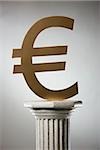 symbole de l'euro sur un piédestal