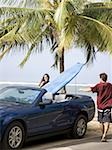 couple aller à la plage pour surfer
