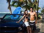 couple aller à la plage pour surfer