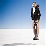 femme d'affaires sur un pogo stick