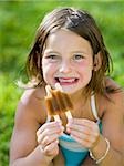 Mädchen essen ein Eis am Stiel