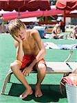 Boy looking niedergeschlagen am Wasserpark