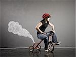 femme sur un tricycle