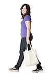 femme portant un sac