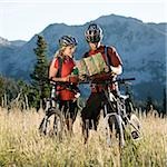 Mountainbiker Blick auf einer Karte anzeigen