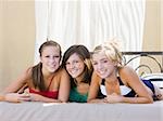 drei Mädchen im Teenageralter liegend in einer cabana