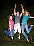 adolescents dans un jardin la nuit