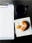 Notebook und Kaffee- und donut