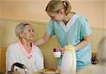 Krankenschwester mit senior Woman in Altersheim