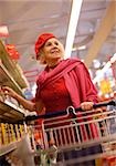 Haute femme avec panier de supermarché
