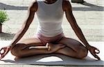 Femme dans une Position de Bouddha à Sit - Yoga - Méditation - Posture