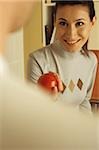 Jeune femme offre une pomme à son petit ami - fruits - symbole - motif biblique