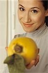 Jeune femme offrant un Fruit au spectateur - nourriture - symbole - motif biblique