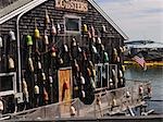 Bojen und Hummer fallen auf Seite des Gebäudes, Bar Harbour, Maine, USA