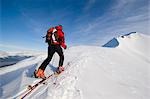 Skieur masculin dans l'arrière-pays fait un hiver ski longue et difficile de centre-sud de Chugach gamme Alaska en montée