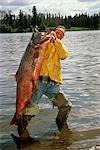 Fischer hält 76 lb KP Alaska King Salmon Moose River