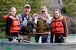 Famille & Guide exhibant la truite arc-en-ciel capturés dans le bateau dérive Kenai River la péninsule Kenai en Alaska