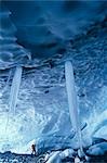 Grimpeur de glace dans la grotte de glace de Chugach NF Alaska SC