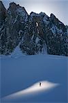 Bergsteiger-Pausen in Sonnenflecken auf Gletscher, Landschaft, Kichatna Mtns, Denali-Nationalpark, AK anzuzeigen.
