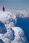 L'alpiniste debout sur la crête Regarde un vaste paysage de volcan Augustine à travers l'Alaska Cook Inlet