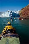 Kayakistes de mer près de S.Sawyer Glacier Tracy Arm SE AK gués Terreur Wilderness Area