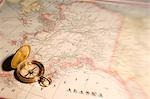 Nahaufnahme des Kompass Handauflegen Bundesstaat Alaska Karte stilleben Alaska w/w/o Sepia