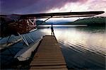 Pêcheur Chelatna Lake Lodge hydravion amarré Alaska Range intérieur été Scenic