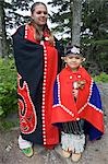 Junge weibliche Mitglieder der * Kinder von allen Nationen * tanzen Gruppe Mt Roberts Juneau Alaska Southeast