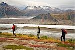 Les randonneurs à pied sur une crête de toundra au-dessus du Glacier de Trimble dans les montagnes de Tordillo. L'automne au centre-sud de l'Alaska.