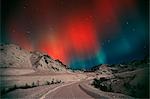 Danses de Aurora rouge & vert au-dessus de la Mine l'indépendance à Hatcher Pass. Hiver à la Matanuska Valley du centre-sud de l'Alaska.