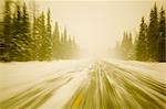 Vue de conduite vu de voiture de tempête de neige le long de l'Alaska Hwy Parcs