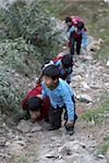 Enfants escalade chemin, McLeod Ganj, Himachal Pradesh, Inde