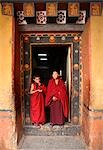 Deux moines debout dans dorway du dzong, Paro, Bhoutan