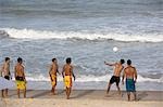 Jouer au football sur la plage de Ponta Negra, Natal, Brésil