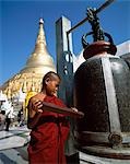 Moine et Bell, Shwe Dagon Pagoda Yangon (Rangoon), Birmanie, Birmanie.