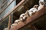 Crânes à l'intérieur du stupa memorial à Killing fields, Choeung Ek, Cambodge