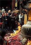 Jeter l'encens bâtons en feu, Temple Wenshu, Chengdu, Sichuan, Chine