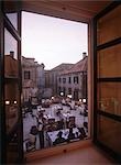 Regardant par la fenêtre pour restaurant, Dubrovnik, en Croatie.