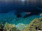 Plongée en apnée de l'homme dans une petite baie sur l'île de Bisevo, large de Vis, Croatie.