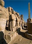 Pharao Statuen gedrückter Taste des Lebens, Fußgängerzone des Amun, Karnak Tempel, Luxor, Ägypten