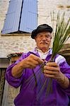 Man winkt mit Lavendel außerhalb von Gebäuden, low Angle View, Vaison-la-Romaine, Provence, Frankreich