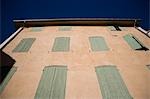 Haus mit geschlossenen Fensterläden, Flachwinkelansicht, l ' Isle Sur la Sorgue, Vaucluse, Provence, Frankreich