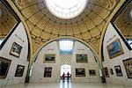 Paar Wandern durch gewölbte Galerie von Musee d ' Orsay, Paris, Frankreich