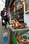 Articles en vente à la Porte de Clignancourt antiquités marché, Paris, France