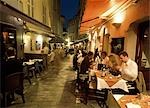 Gens à manger dans les restaurants de plein-air, Cannes, France