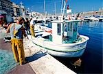 Pêcheurs démêler épuisettes, port de Marseille, France
