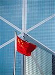 Drapeau chinois en face de la Banque de Chine, Hong Kong, Chine