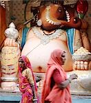 Femmes en passant devant la statue de Louise, village de Deogarh, Rajasthan, Inde