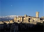 Réglage de la lune sur les montagnes à l'aube, San Stefano de Sessannio, Abruzzes, Italie.